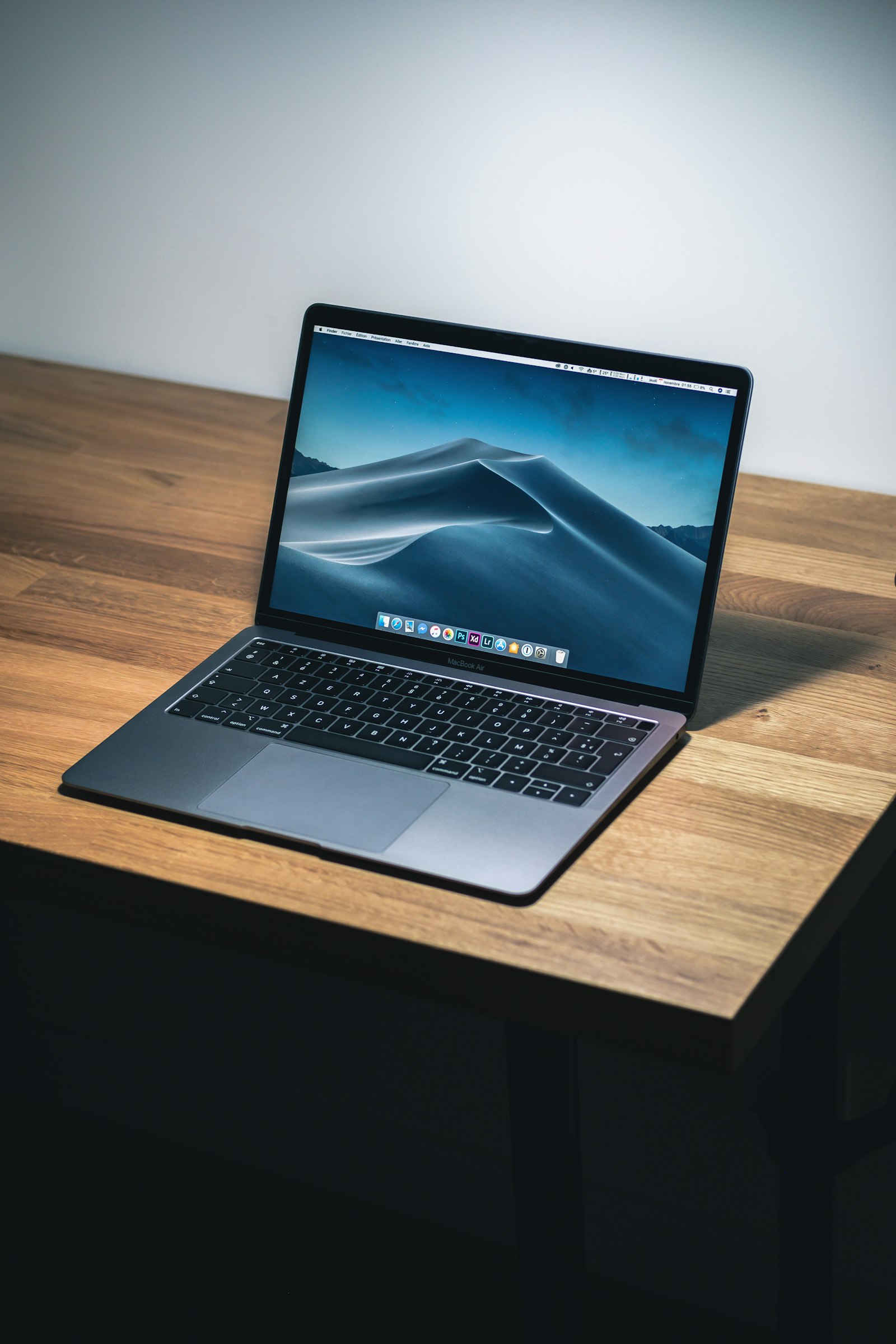 Laptop na biurku używany do analizy strony